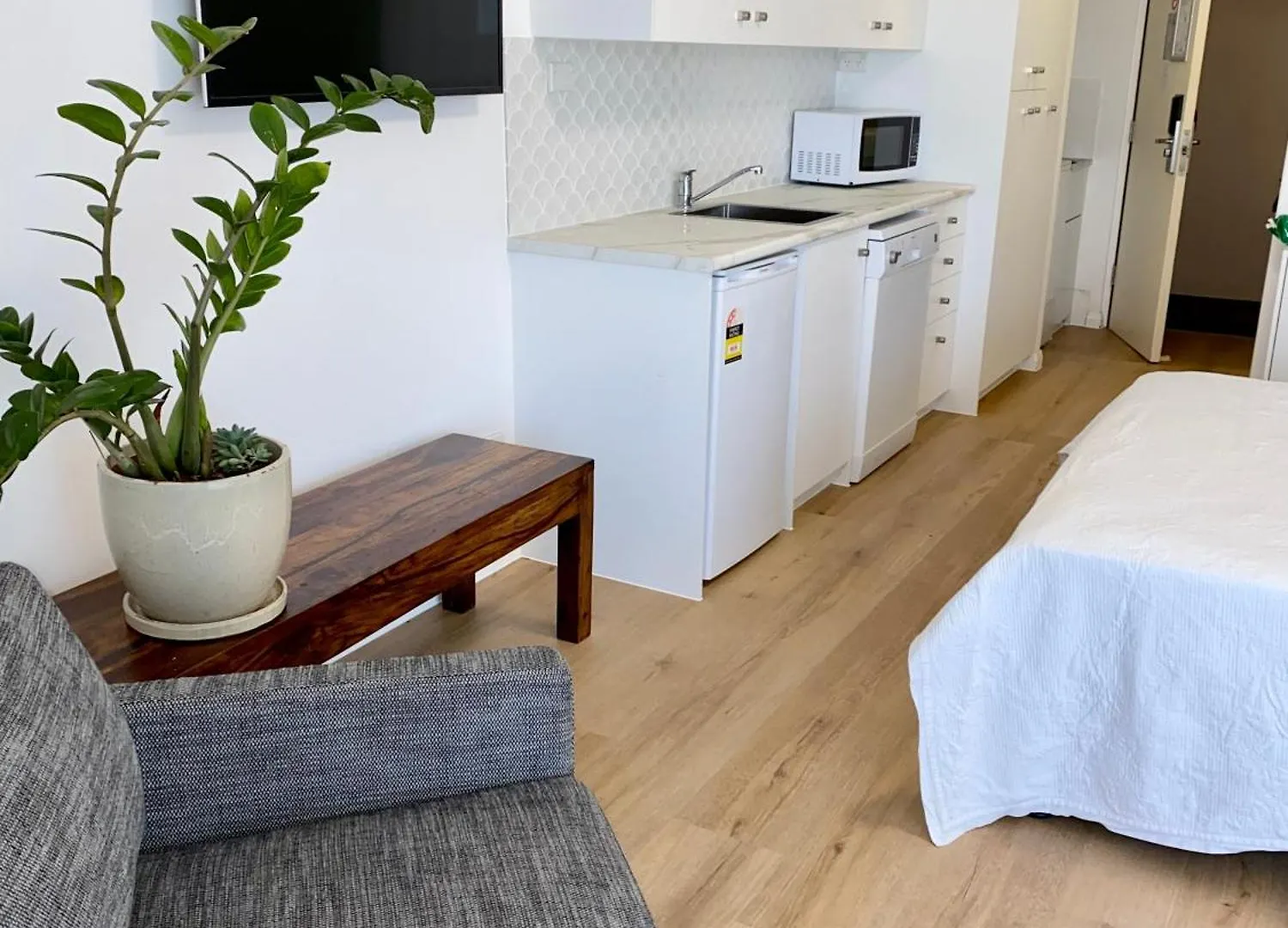 Beachfront Top Floor Resort Queen Studio At Alex Beach Resort Alexandra Headland